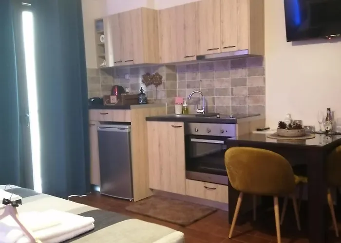 Rest On The Pedestrian Street Калаврита